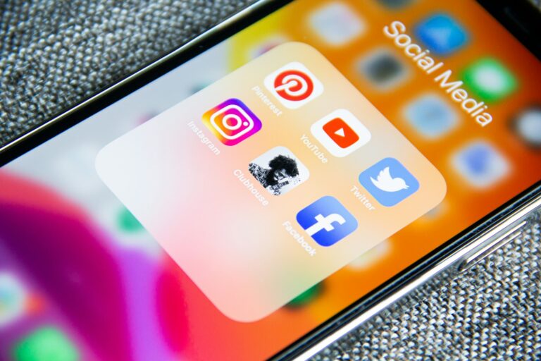 Écran de smartphone affichant un dossier d'applications de réseaux sociaux, dont Instagram, YouTube et Twitter